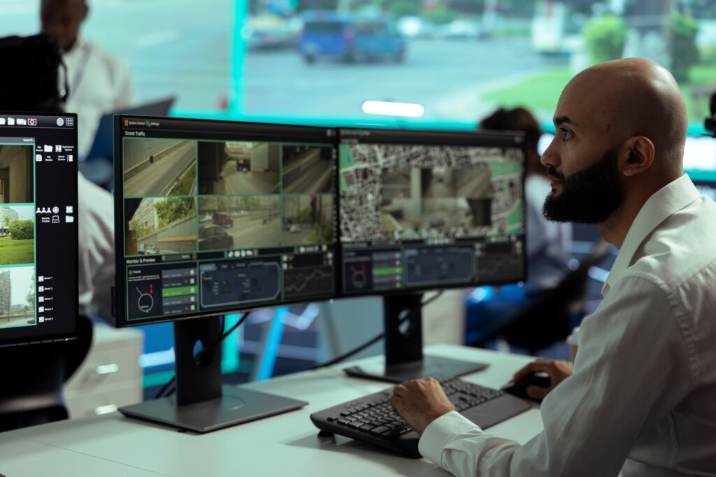 Empregado oriente medio monitorar imagens de vigilancia de transito em monitores - Specttra - Tecnologia em Segurança Eletrônica